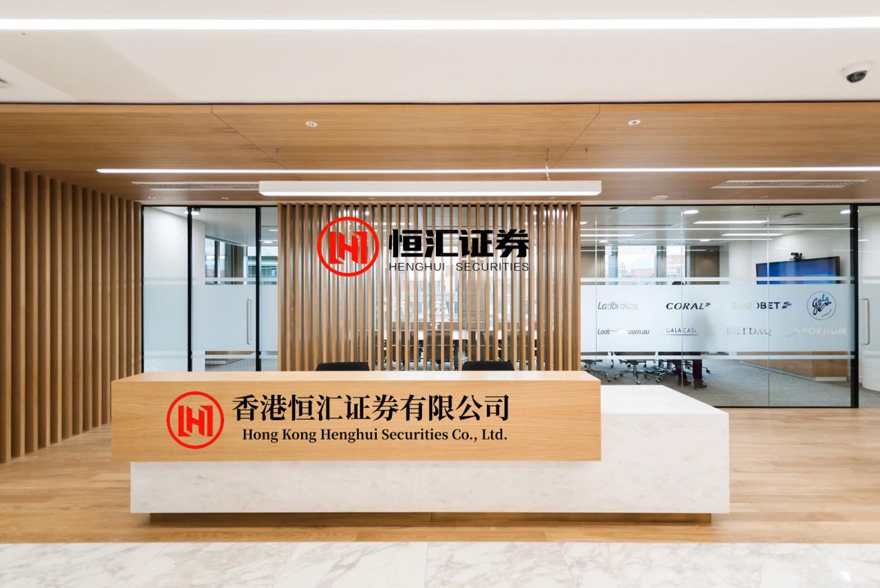亿策略APP下载 黑汪在院子里玩，突然听到铲屎官说的这两个字，瞬间吓成这个样子...